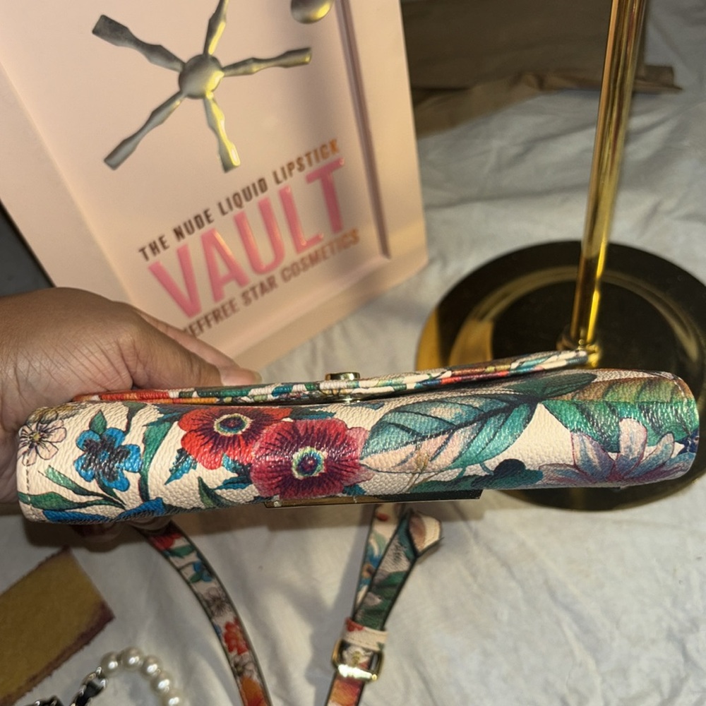 NWOT Floral Steve Madden crossbody w/removable strap - Picture 8 of 12